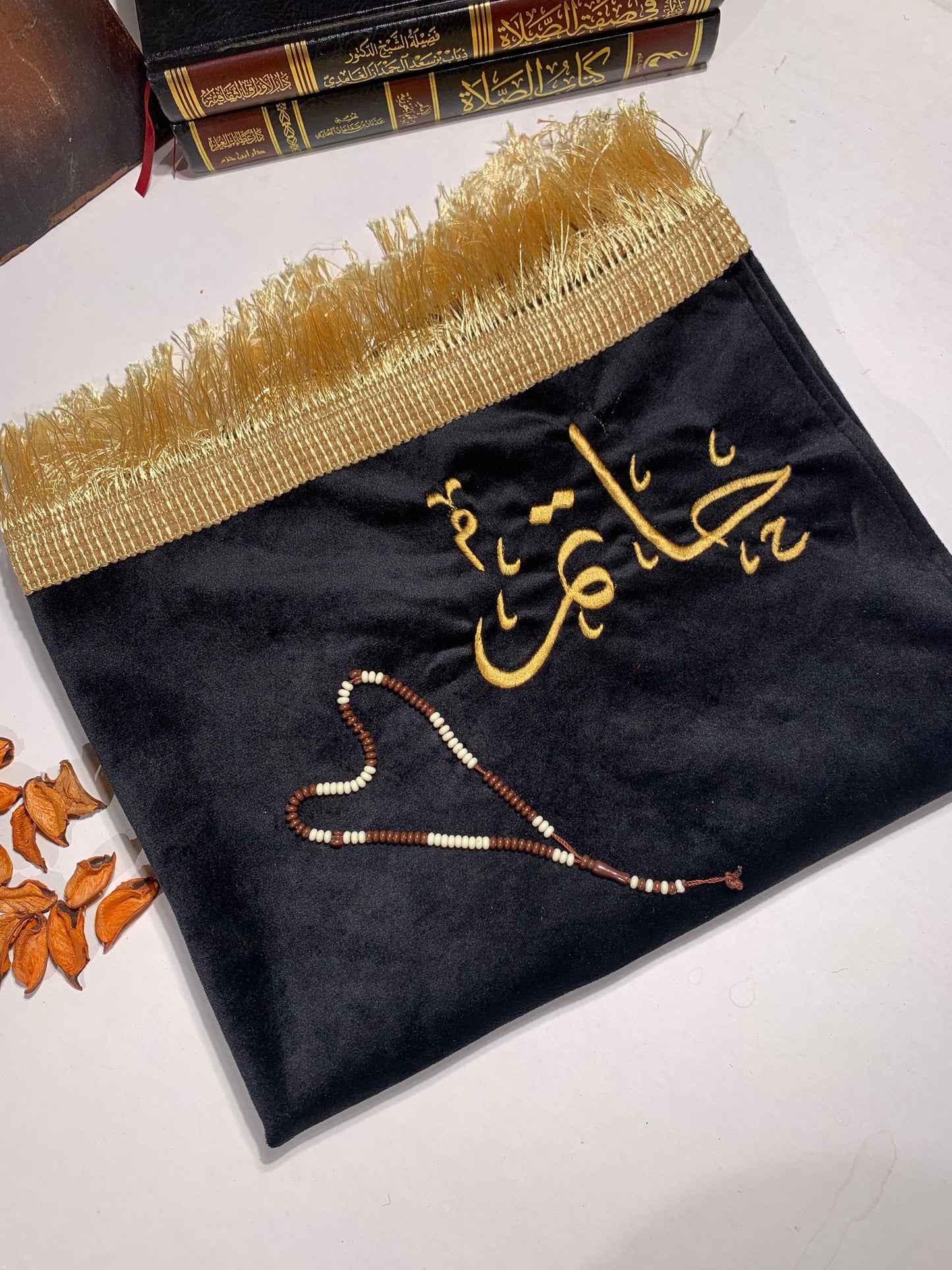 مصلية بالأسم